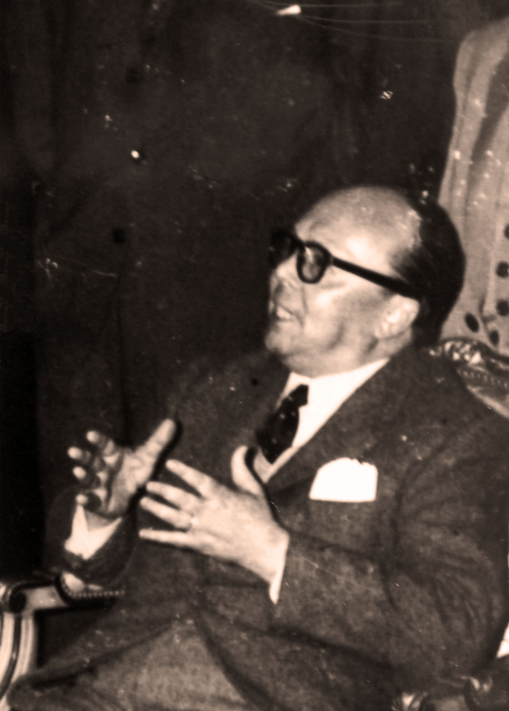 Dr.  Vicente Apolonio